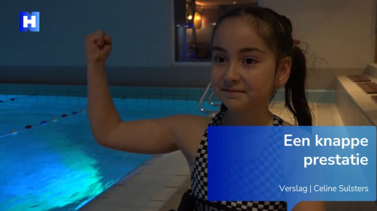 Meisje in zwembad. Afbeelding linkt naar artikel op NH Nieuws over Elisa die haar B diploma haalt ondanks dat ze in een rolstoel zit.