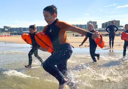 Kinderen rennen naar zee tijdens een Sea Clinic