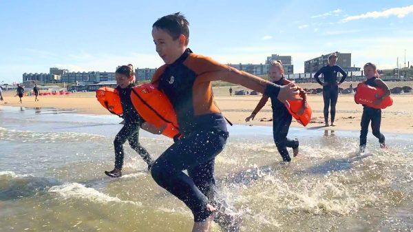 Kinderen rennen naar zee tijdens een Sea Clinic